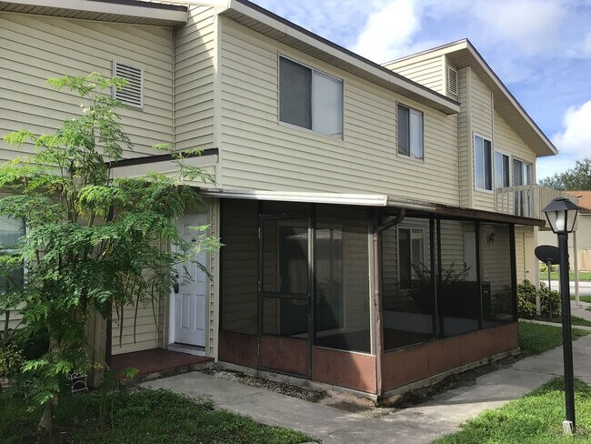 Foto del edificio - 2 Story Condo. Lovely 2 bed/1.5 bath condo