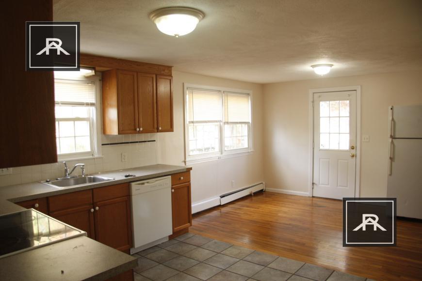 Foto principal - 4 bedroom in Woburn MA 01801
