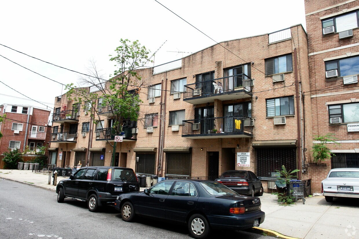Building Photo - 14021 33rd Ave
