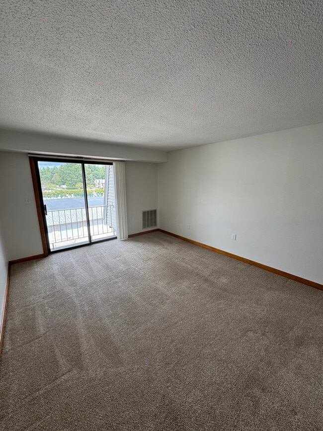 Building Photo - 2 Roedean Dr