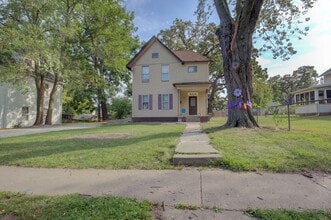 Building Photo - 929 E 15th St