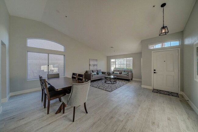 Foto del edificio - 8940 E Palm Ridge Dr
