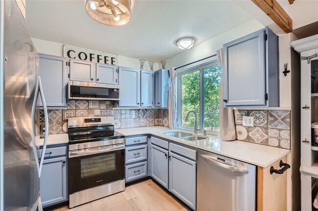 Foto del edificio - Beautiful Furnished 3 BDR Near Downtown La...