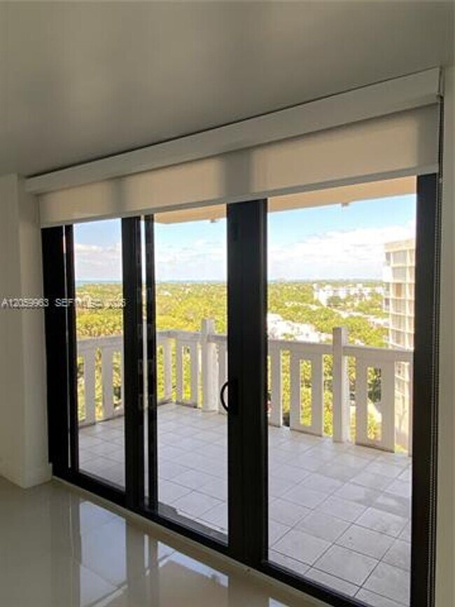 Foto del edificio - 1111 Crandon Blvd
