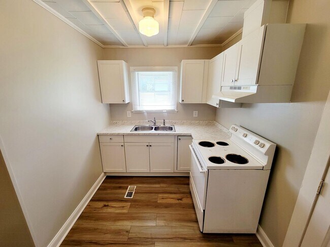 Building Photo - Cozy 2-Bedroom Home for Rent in Burlington!