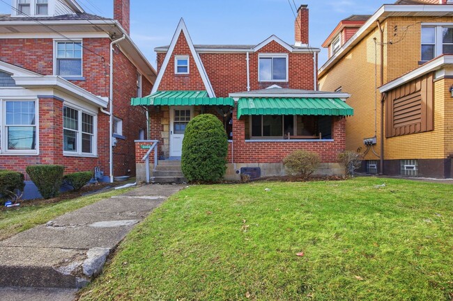 Building Photo - Triplex