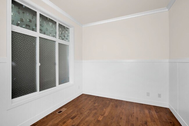 Building Photo - Sammamish Custom Home Bright and Spacious ...