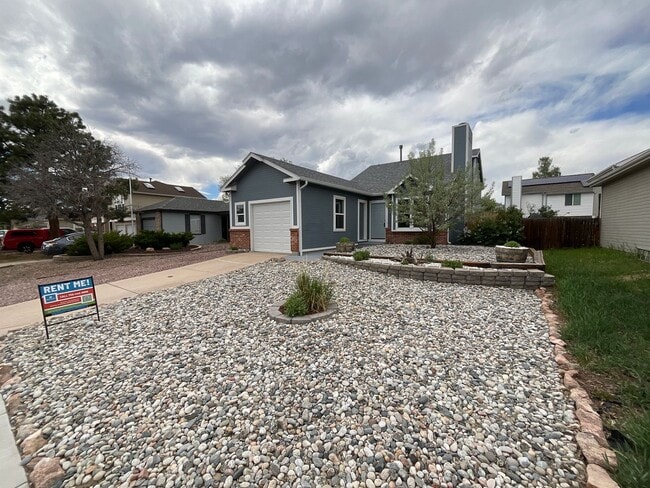 Building Photo - 3 Bedroom Home Available Near E Woodmen Rd...