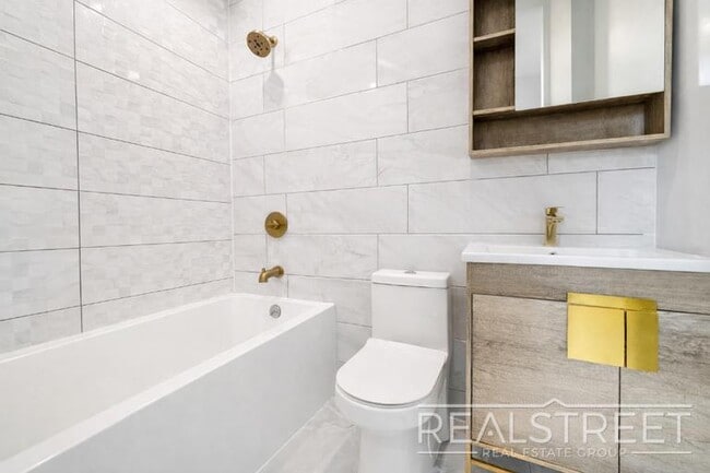Building Photo - New 2 BEd in Fort Greene with Roof Deck & Laundry!