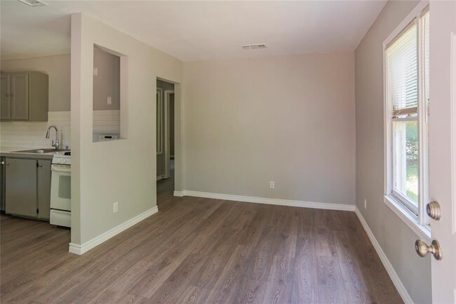 Building Photo - 4614 Bennett Ave