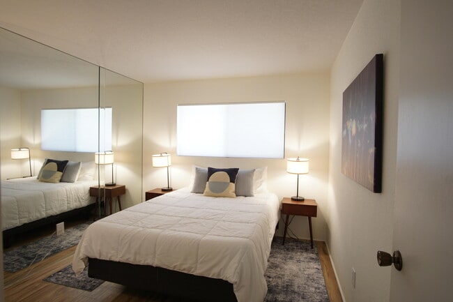 Building Photo - 2801 Los Felices Cir E