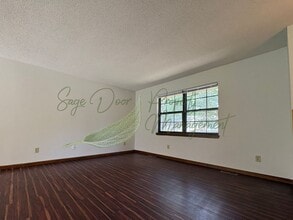 Building Photo - 500 SE Sherri Ln