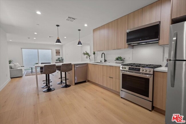 Foto del edificio - 847 N June St