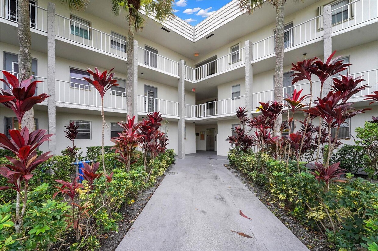 8595 Sunrise Lakes Blvd Unit 105, Sunrise, FL 33322 Condo for Rent in