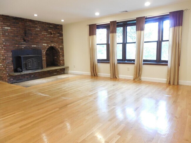 Building Photo - 182 Totten Pond Rd
