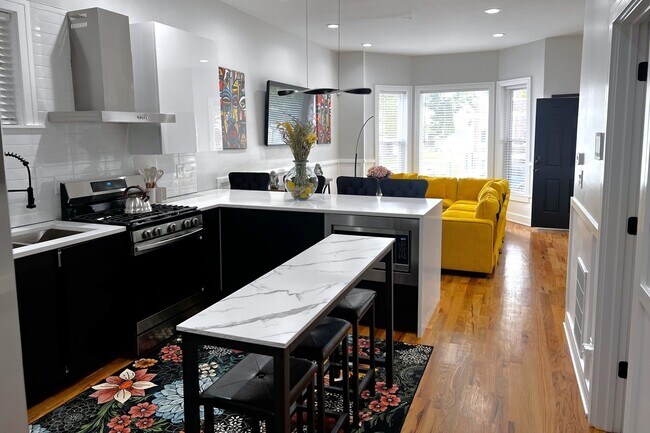 Foto del edificio - 6613 S Langley Ave
