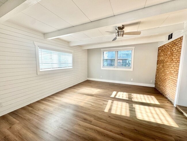 Building Photo - Beautiful white brick ranch styled home off White Bluff in Savannah, Ga!