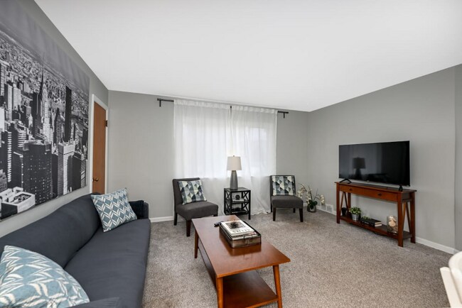 Foto del edificio - 496 N Firestone Blvd