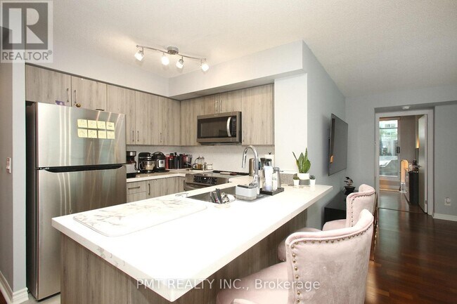 Building Photo - 16 Yonge St