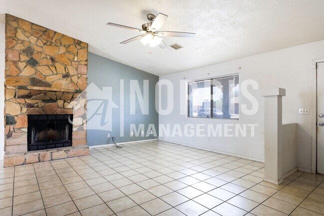 Foto del edificio - Charming Home with Private Backyard