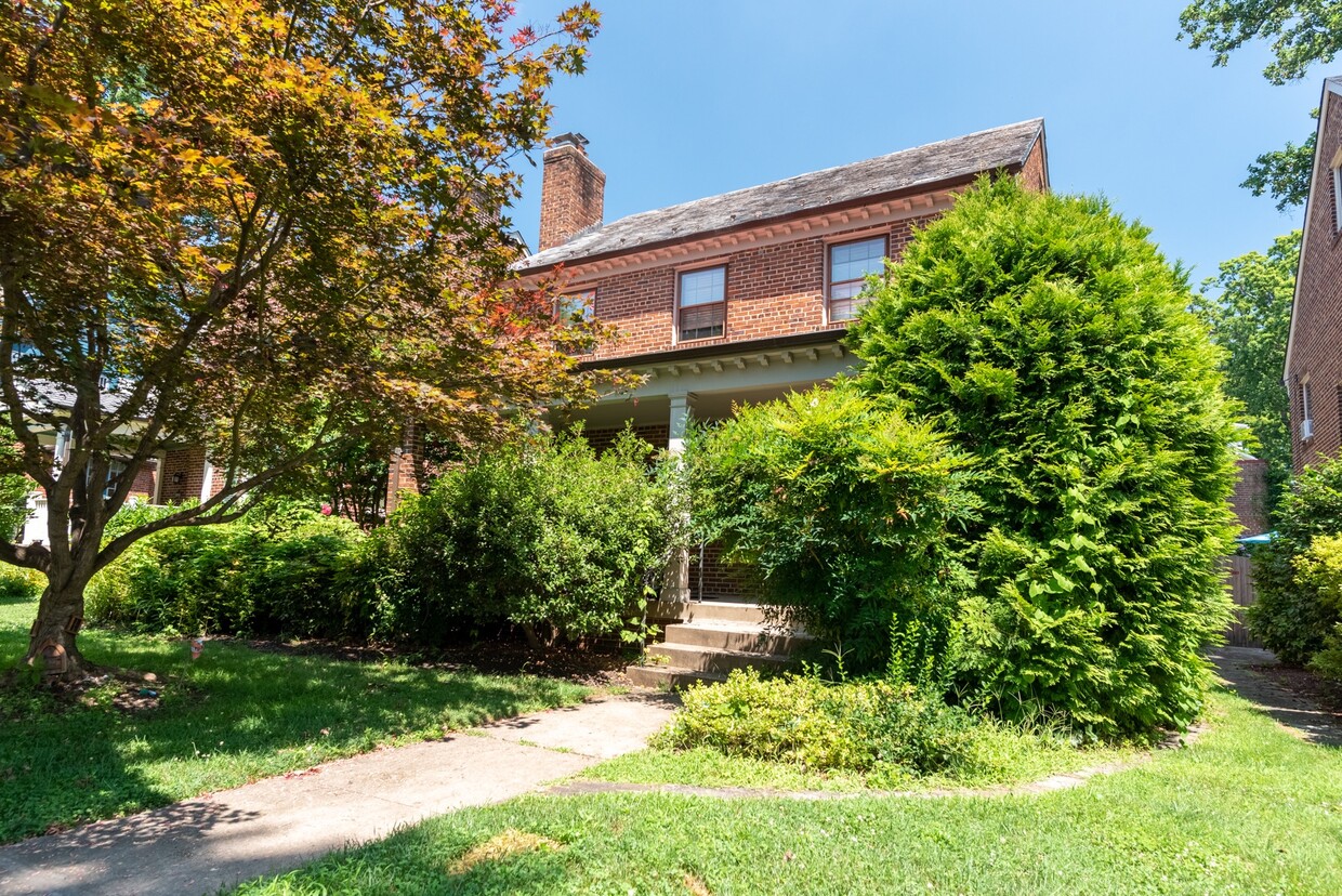 Primary Photo - 3237 Livingston St NW