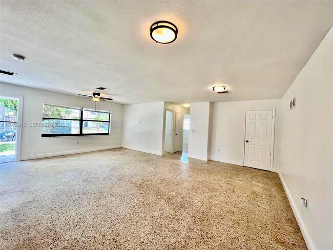 Foto del edificio - 2460 NW 179th St