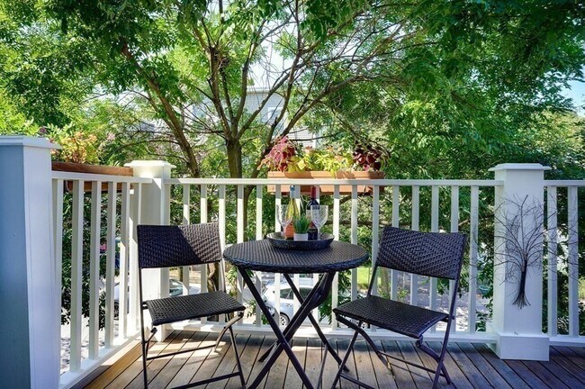 Building Photo - 98 Amory St