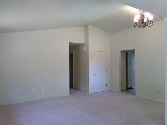 Foto del edificio - 3 Bedroom 2 Bath Flat Ranch Style House on...