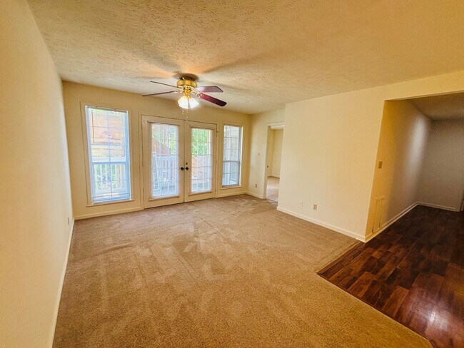 Foto del edificio - 1300 Cedar Ridge Dr