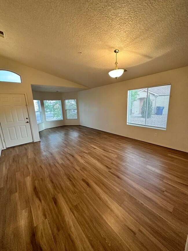Foto del edificio - Spacious 4-bedroom, 2-bath home offering 1,800 sq. ft. of comfortable living space