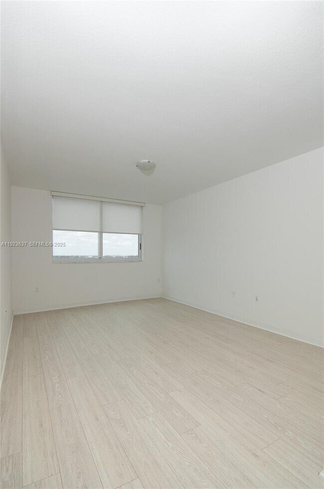 Foto del edificio - 1745 E Hallandale Beach Blvd