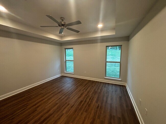 Building Photo - ****JUST REDUCED!!PLUS 1ST MONTHS RENT IS ...