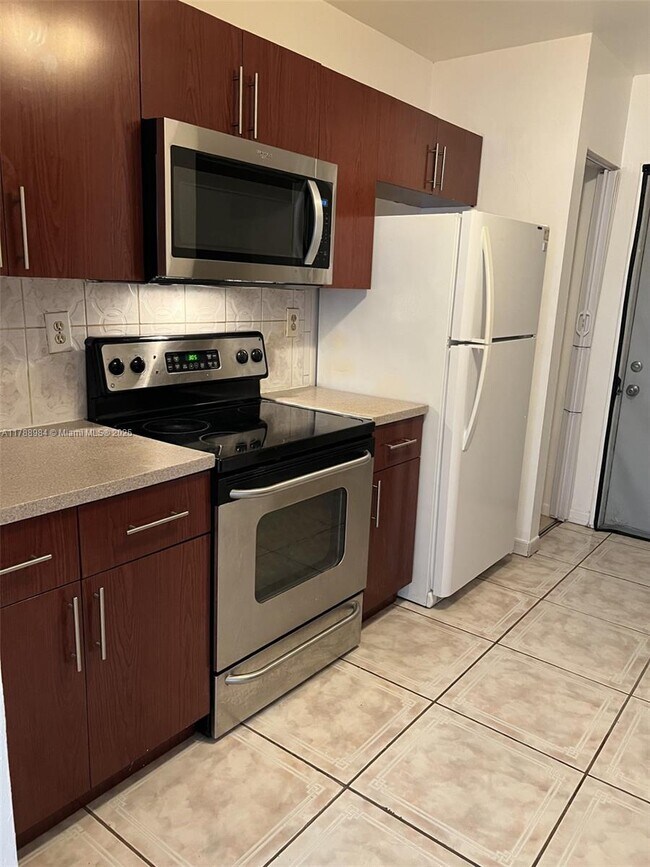 Foto del edificio - 1320 NE 117th Terrace