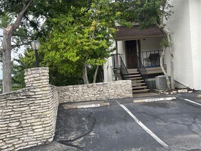 Building Photo - 6910 Hart Ln