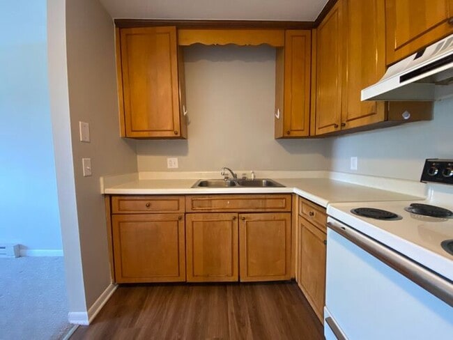 Building Photo - Remodeled 1 Bedroom Apartment!!! Walk to t...
