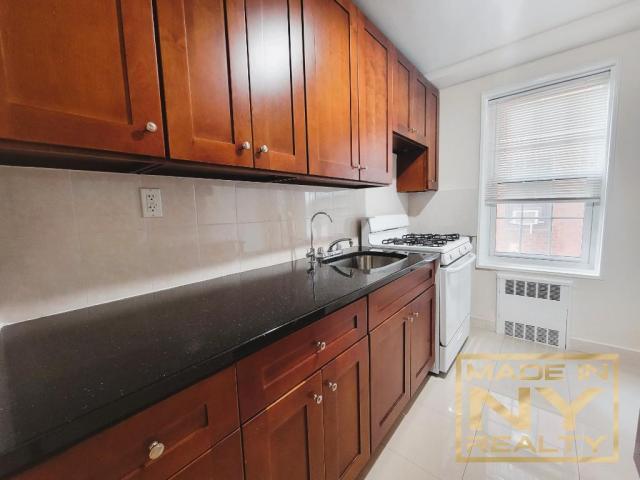 Foto del edificio - 1 bedroom in Briarwood NY 11435