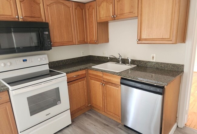 Building Photo - Potomac Village - 4 beds + 3.5 Baths, 3 fi...