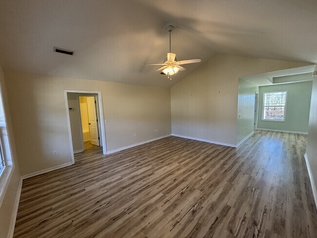 Building Photo - 472 Jester St