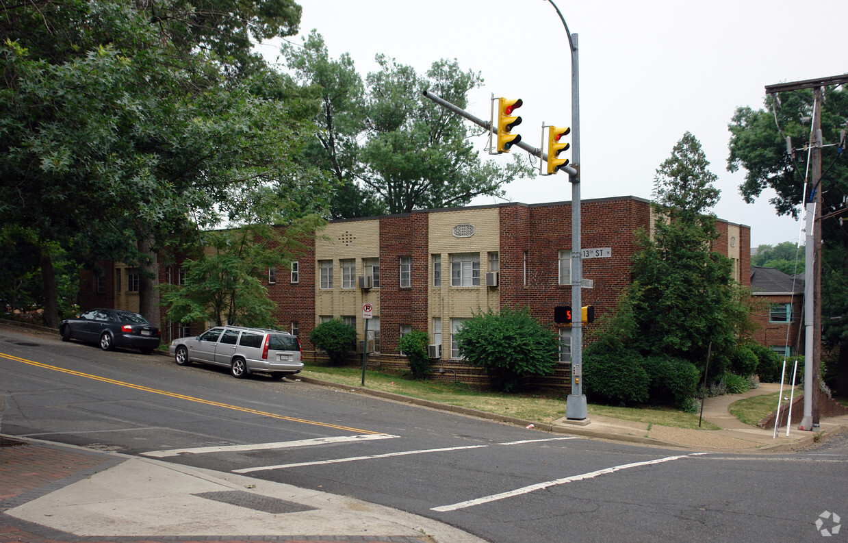 Building Photo - Courthouse Manor