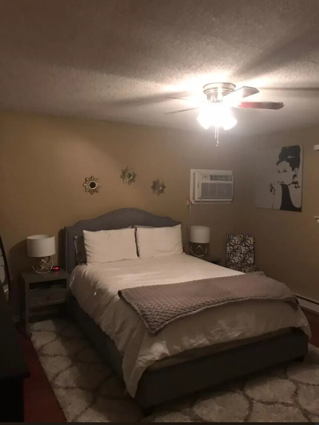 Large bedroom - 400 Glendale Rd