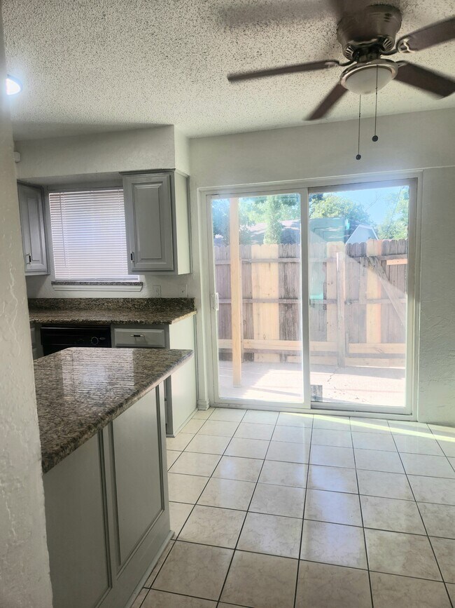 Foto del edificio - 6828 Brentwood Stair Rd