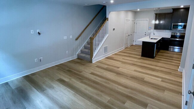 Sala de estar, cocina y medio baño en el primer piso. - 1117 N Lombardy St