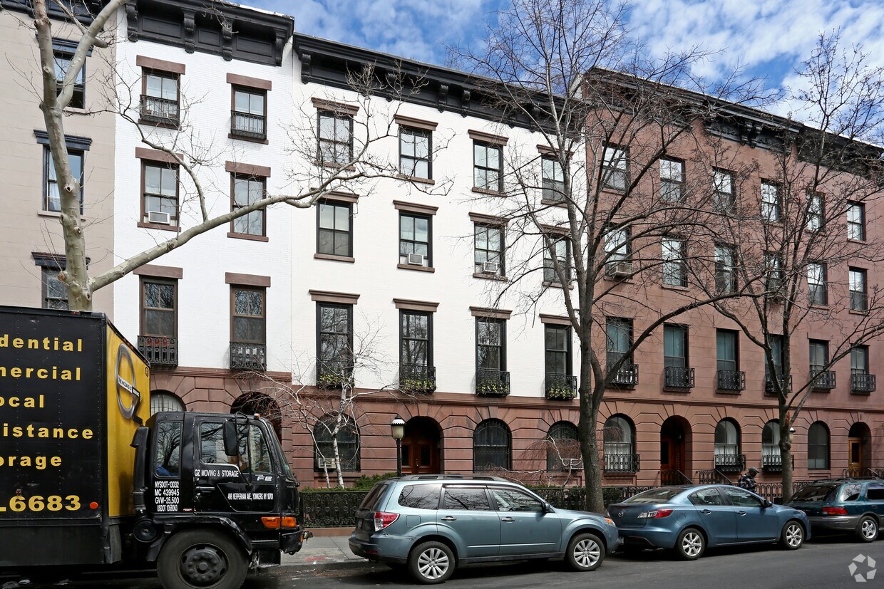 Primary Photo - 475 W 22nd St
