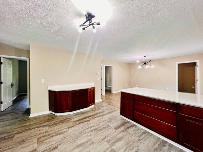 Building Photo - 4-bedroom 2 full bathroom