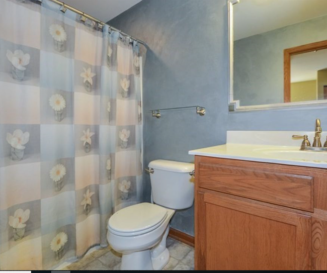 Full Bathroom - 4568 Garritano St