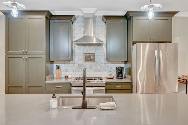 Foto del edificio - 3 Bed/ 3.5 Bath Townhome in Wedgewood with...
