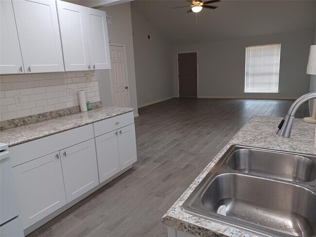 Foto del edificio - 6914 Foxfield Ln