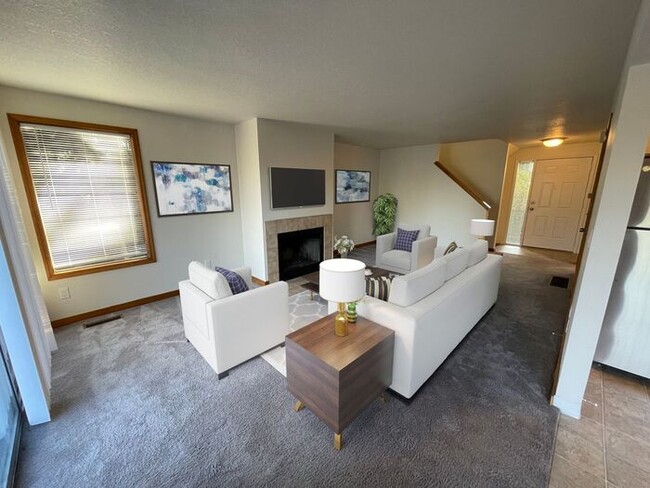 Building Photo - Spacious 4 Bedroom in a great location!