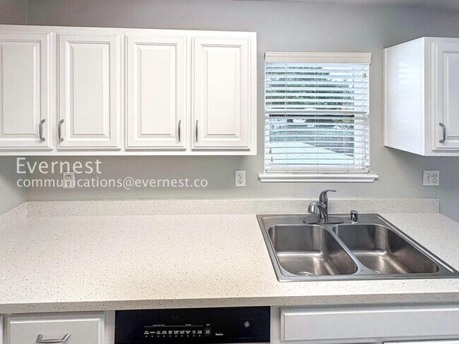 Foto del edificio - 12 Lakeshore Ct