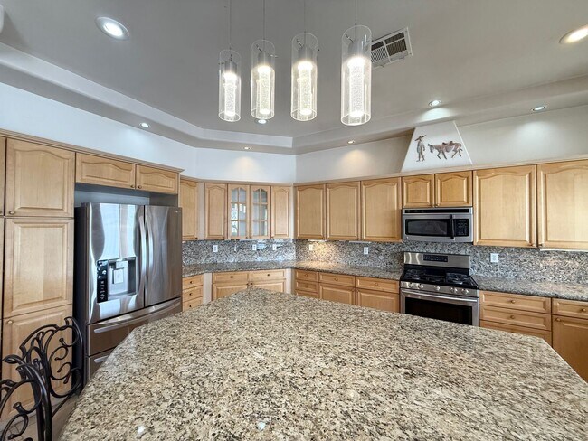 Foto del edificio - 5/BD 2.5/BA Spacious Home with Casita, RV ...